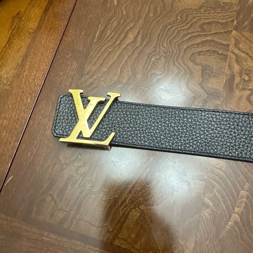 Louis Vuitton to turn belt, one side, black one side tan